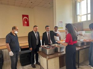 MİDYAT’TA ÖĞRENCİLERİN YEMEK HİZMETLERİ YERİNDE İNCELENDİ