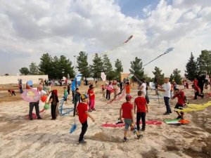 MİDYAT’TA GÖKYÜZÜ GAZZELİ ÇOCUKLAR İÇİN HAVALANDI