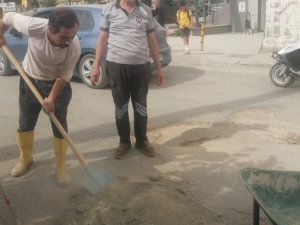 Mardin’de altyapı çalışmaları sonrası onarılmayan çukuru halk kendi imkanlarıyla kapattı
