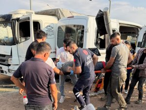 Batmanda tır ile minibüs çarpıştı: 6 yaralı