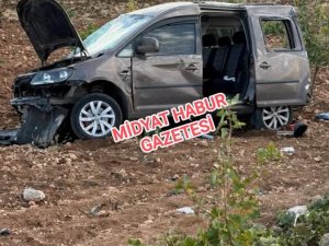 MİDYAT’TA MEDRESE ÖĞRENCİLERİNİ TAŞIYAN ARAÇ TARLAYA SAVRULDU: 3 YARALI