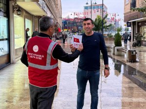 MİDYAT’TA CUMHURİYET BAYRAMI COŞKUSU: ESNAFA TÜRK BAYRAĞI DAĞITILDI