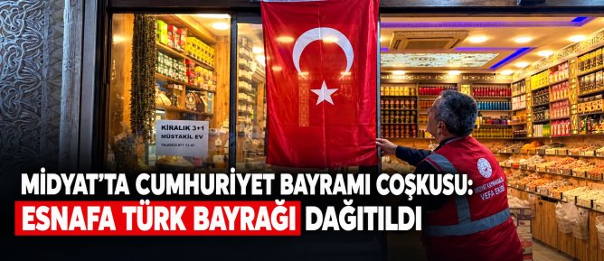 MİDYAT’TA CUMHURİYET BAYRAMI COŞKUSU: ESNAFA TÜRK BAYRAĞI DAĞITILDI