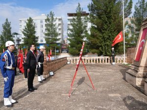 MİDYAT’TA 29 EKİM CUMHURİYET BAYRAMI İÇİN ÇELENK SUNMA TÖRENİ DÜZENLENDİ