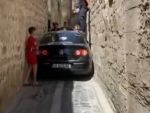 Şanlıurfa’da sürücü navigasyonun yönlendirdiği sokakta aracıyla sıkıştı