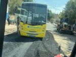 Asfalt çalışması sırasında belediye otobüsü yolda mahsur kaldı
