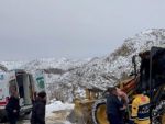 Batman’da karla kapanan yol açıldı, 14 yaşındaki çocuk hastaneye ulaştırıldı