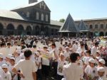 Hayat Namazla Güzeldir kursunu başarıyla bitiren çocukların namaz sevinci