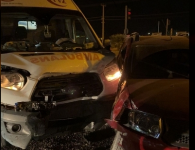 Nusaybin’de Hasta Almaya Giden Ambulans Otomobille Çarpıştı