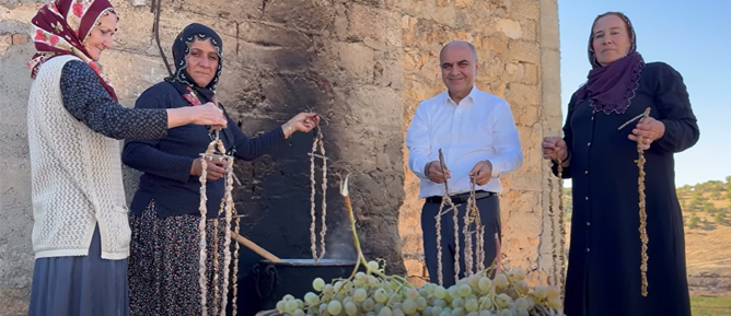 Ömerli’de Mazrone Üzümleri Pekmez ve Cevizli Sucuğa Dönüşüyor