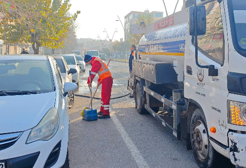 Midyat Belediyesi’nden Aralıksız Kaldırım Yıkama ve Çevre Temizliği 