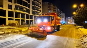 Midyat Belediyesi Kar yağışı sonrası buzlanan ve yoğun kullanılan güzergâhlarda tuzlama 