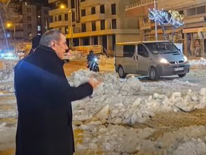 BAŞKAN ŞAHİN AYAĞININ TOZU İLE KAR TEMİZLEME ÇALIŞMALARINA KATILDI