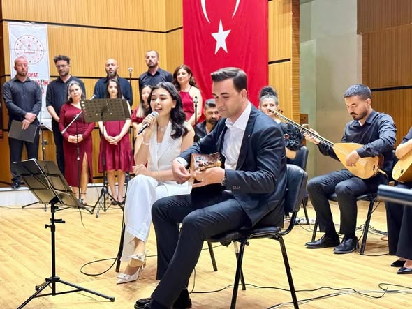 KAYMAKAM SAZ ÇALDI, EŞİ TÜRKÜ SÖYLEDİ! İZLEYENLER HAYRAN KALDI!